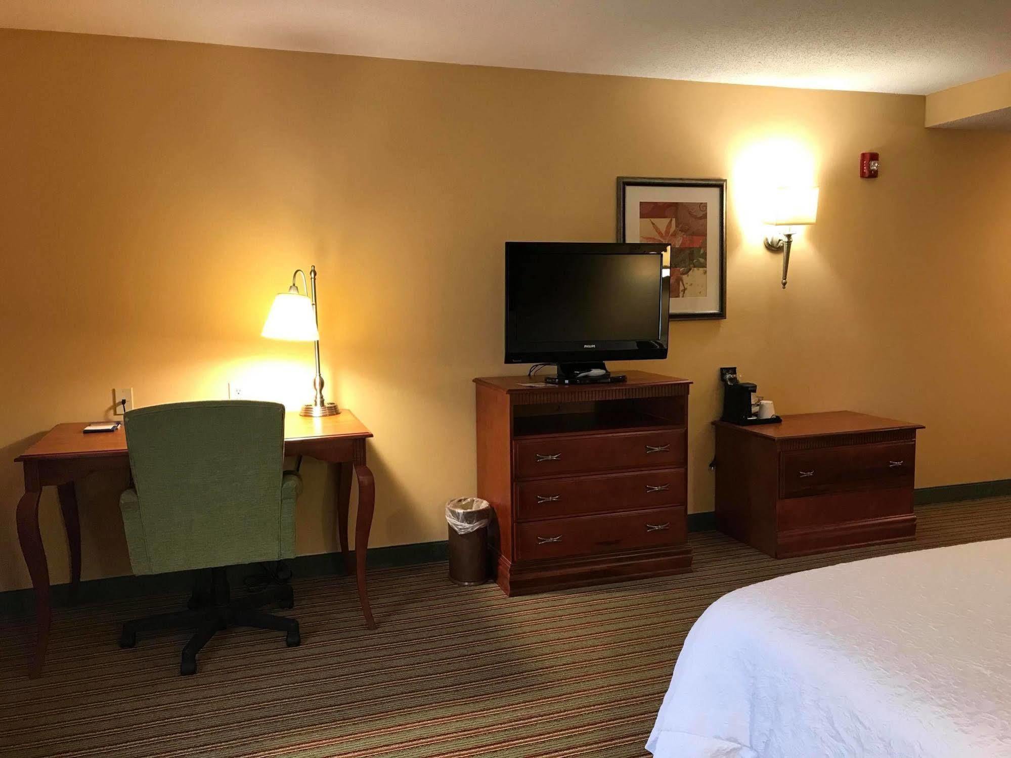 Hampton Inn Элкинс Экстерьер фото