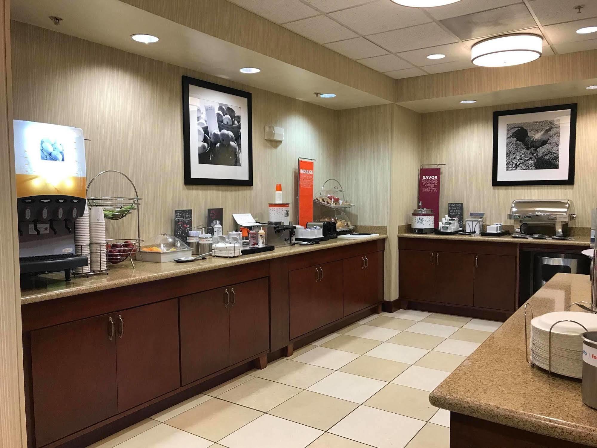 Hampton Inn Элкинс Экстерьер фото